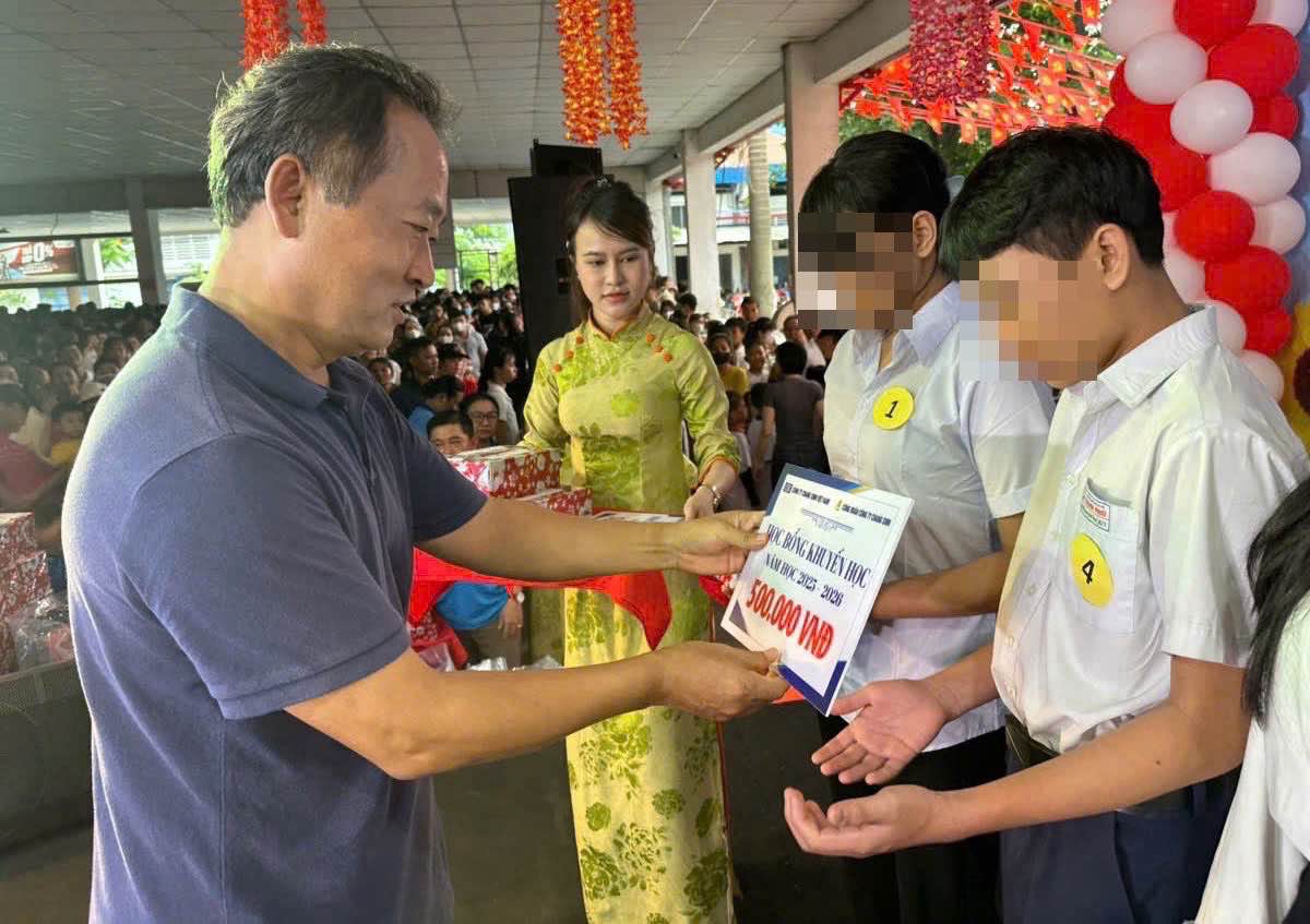 Đại diện Ban giám đốc Công ty trao học bổng cho con công nhân. Ảnh: HAC