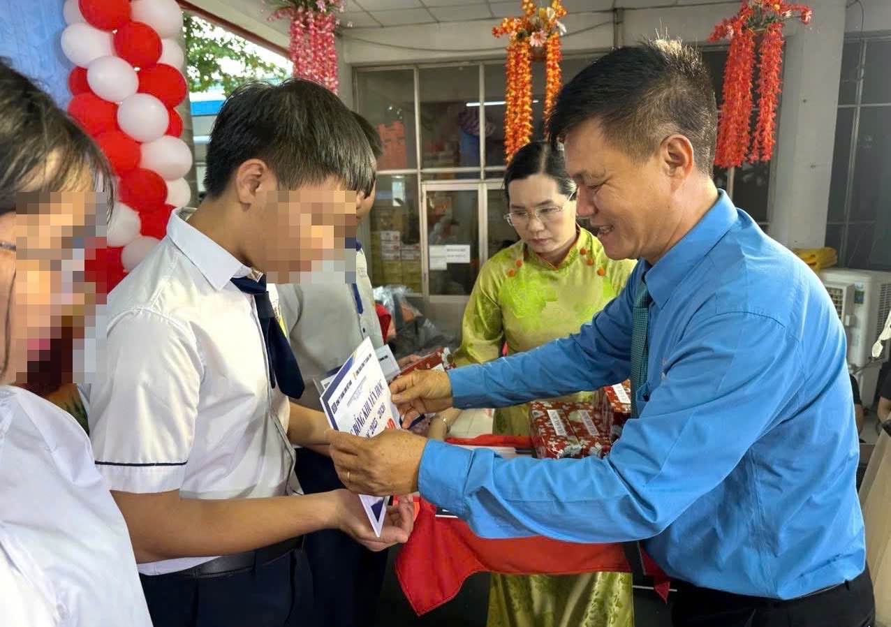 Mr. Dang Tuan Tu - Chairman of the Grassroots Trade Union of Chang Shin Vietnam Company awards scholarships to workers' children. Photo: HAC