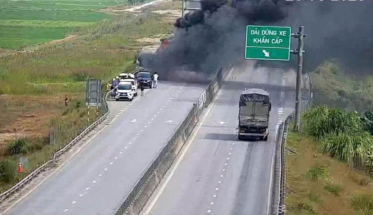 Scene of the burned passenger car. Photo: Expressway Operation Team (VECO&M) provided.