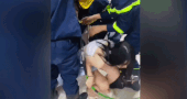 Moment of rescuing 2 people trapped in an elevator in Thanh Hoa. Photo: Thanh Hoa Police