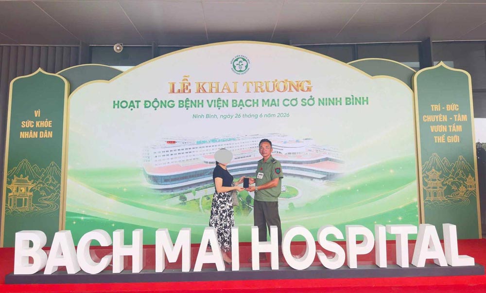 Security guards of Bach Mai Hospital, Ninh Binh facility, return iPhones to the person who dropped them. Photo: BVCC