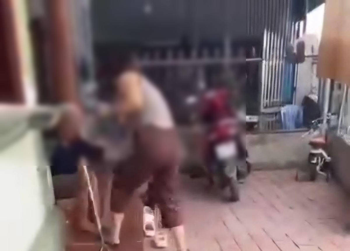Social networks are spreading images of a woman believed to be in Tuan Chau ward, Quang Ninh province using sandals to beat an old woman. Photo: People provided