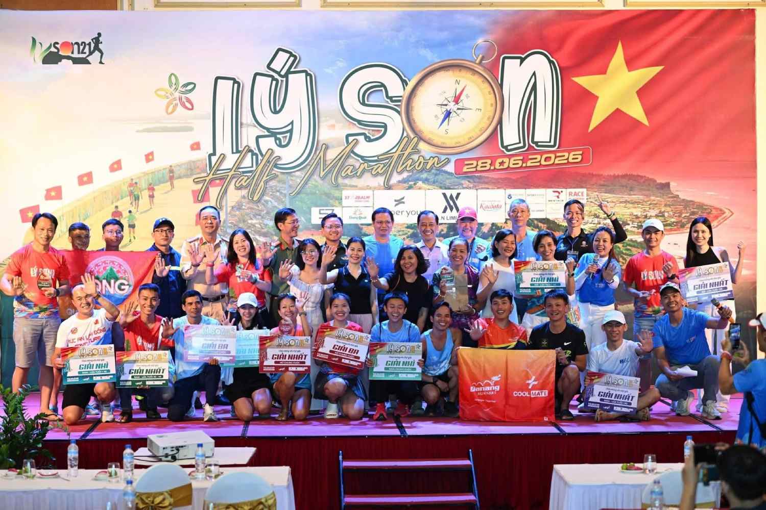 Trao giải cho các vận động viên xuất sắc. Ảnh: UBND đặc khu Lý Sơn
