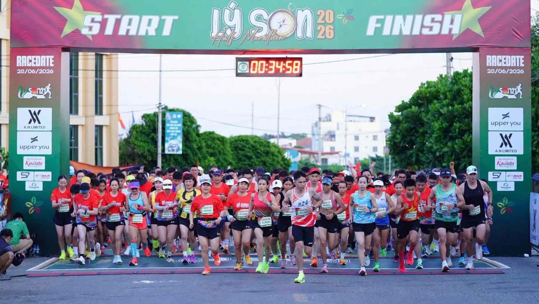 Athletes participating in the cross-country race "Following the Footprints of the Forward" - Ly Son Half Marathon 2026. Photo: Ly Son Special Zone People's Committee