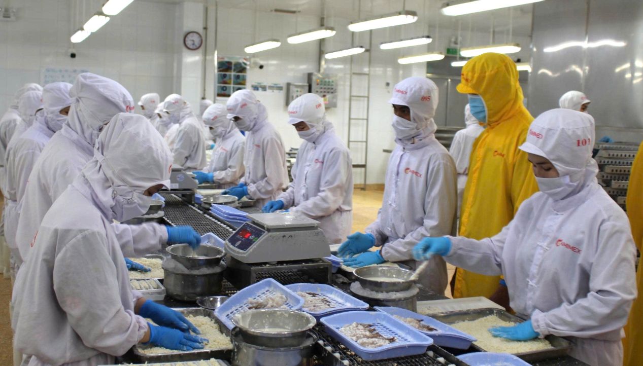 Tỉnh Cà Mau có hơn 80 nhà máy chế biến thuỷ sản xuất khẩu. Ảnh: Nhật Hồ.