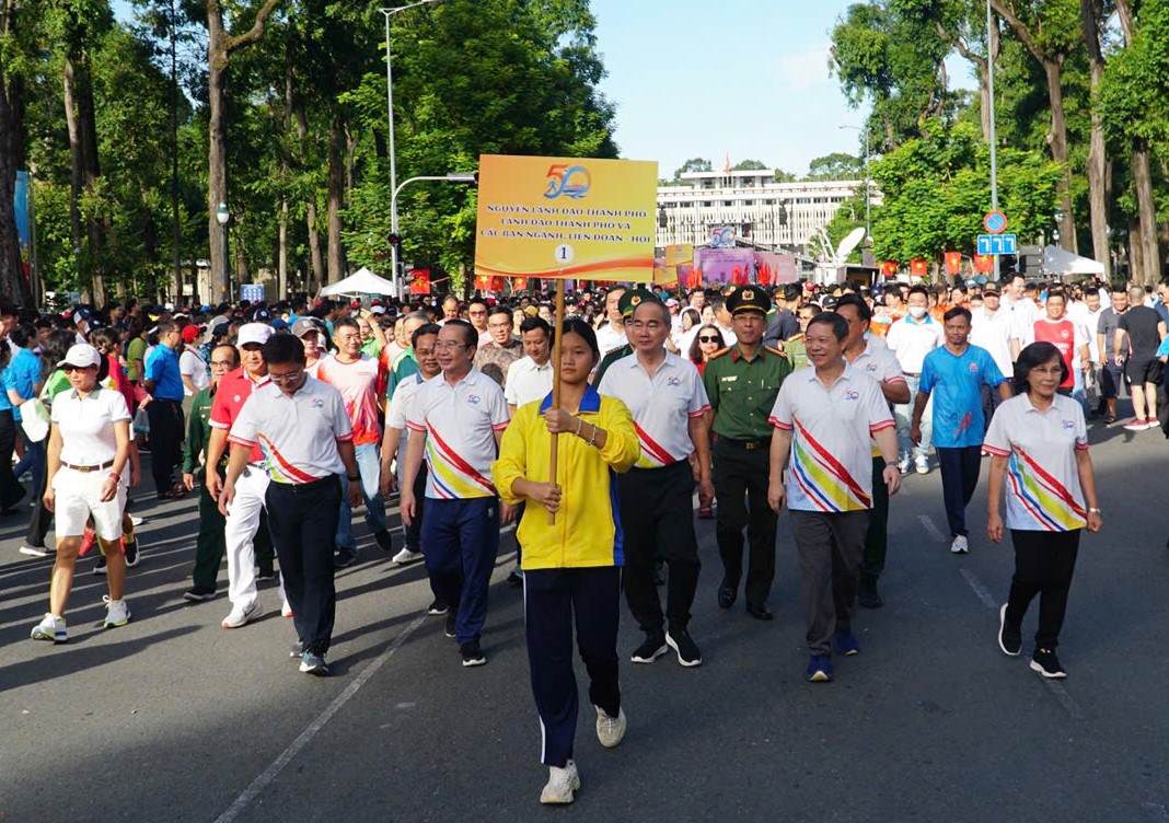 Các lãnh đạo cùng nguyên lãnh đạo TPHCM tham gia đi bộ cùng người dân.  Ảnh: Minh Quân