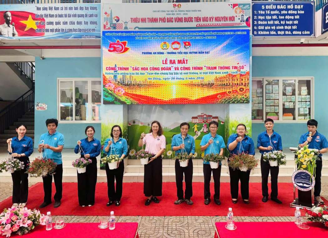 Đồng loạt ra mắt công trình “Sắc hoa Công đoàn” và “Trạm thông tin số” tại các trường học trên địa bàn phường An Đông. Ảnh: Thái Bảo