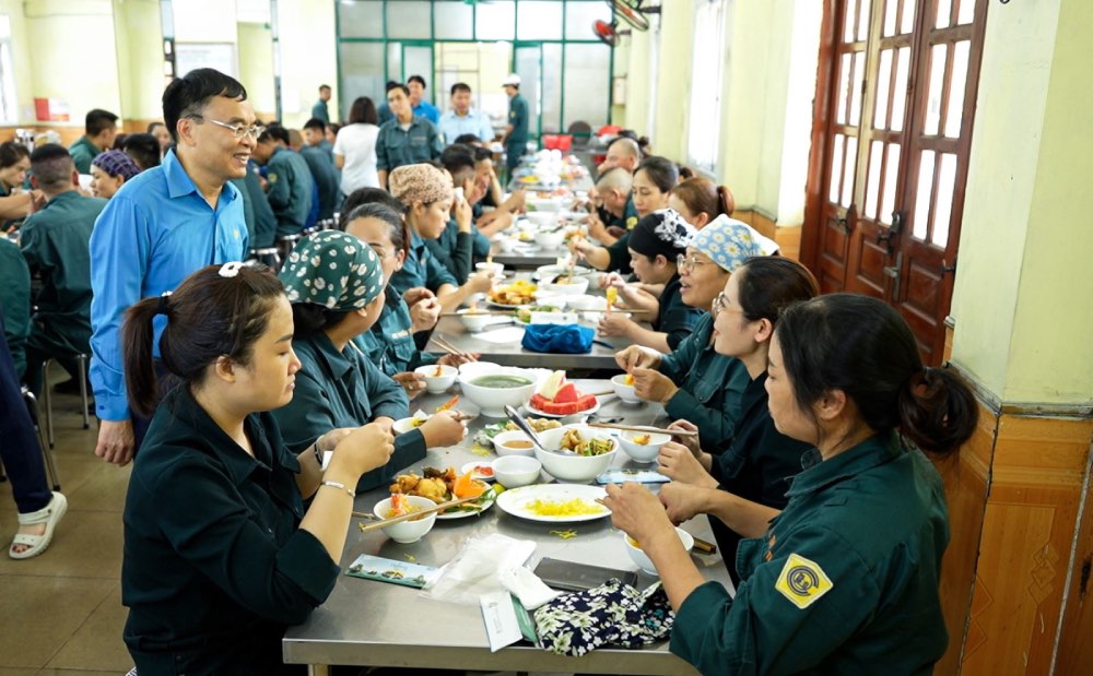 Trade union officials of Cua Ong Coal Selection Company celebrate with workers at the "Trade Union Meal". Photo: Ngoc Nhung