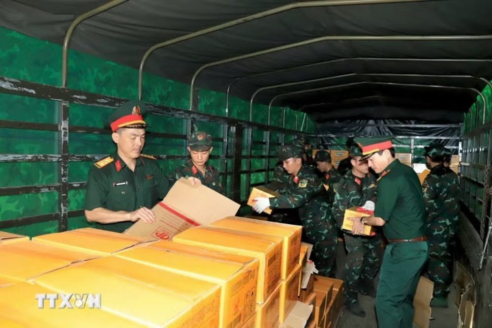 The Ministry of National Defense sends forces and vehicles to support Venezuela in overcoming the consequences of the earthquake. In the photo: Logistics - Technical forces transporting goods, food, and foodstuffs preparing to depart for Venezuela. Photo: VNA broadcast