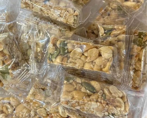 Il est conseillé d'emporter avec soi des aliments contenant du sucre à absorption rapide comme les bonbons pour traiter les signes d'hypoglycémie. Photo: Kiều Vũ