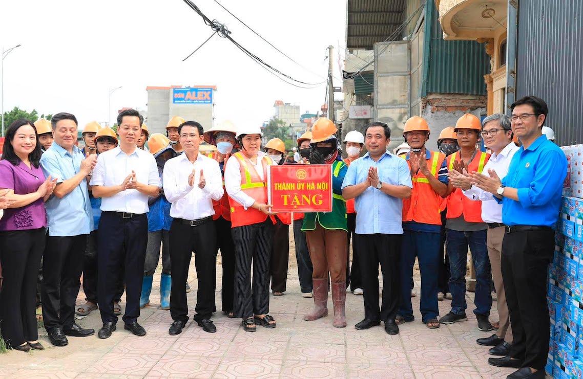 Các đồng chí lãnh đạo thành phố Hà Nội tặng quà công nhân thi công dự án.