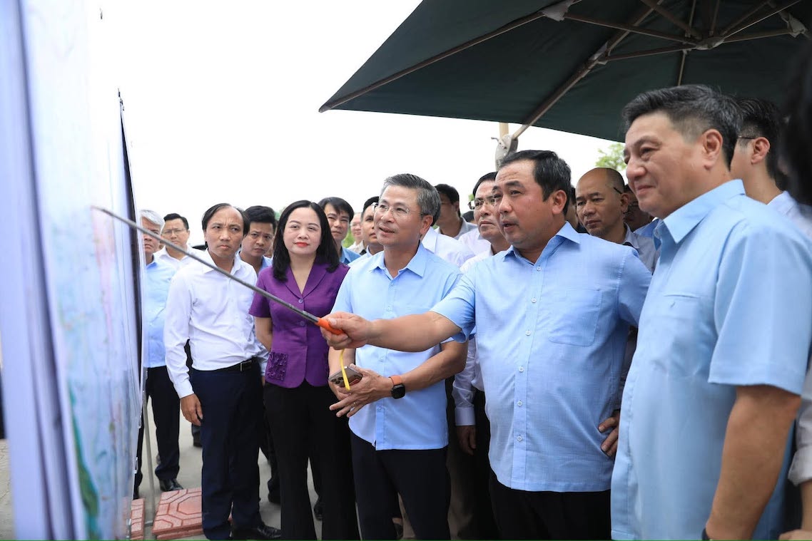 Bí thư Thành ủy Hà Nội Trần Đức Thắng trao đổi với các đơn vị liên quan để tháo gỡ vướng mắc trong quá trình triển khai dự án. 