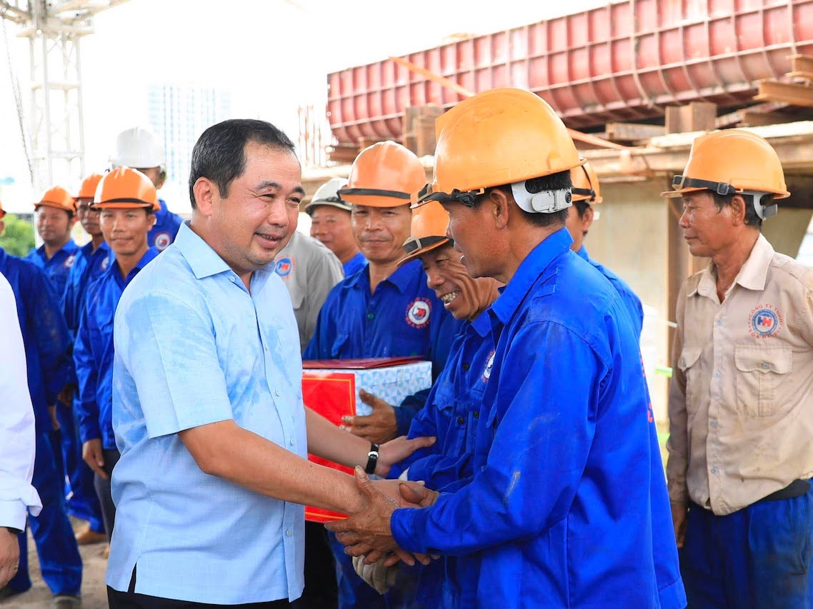 Bí thư Thành ủy Hà Nội Trần Đức Thắng động viên công nhân trên công trường thi công dự án.