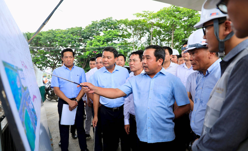 Hanoi Party Secretary Tran Duc Thang directly inspects a number of key traffic projects. Photo: Quang Thai