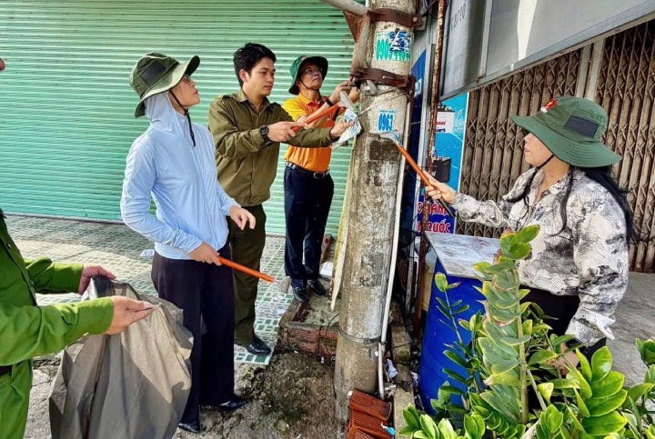 Hundreds of officials, union members and people of Binh Chanh commune launched a campaign to protect the environment and spread a green lifestyle. Photo: Thai Bao.