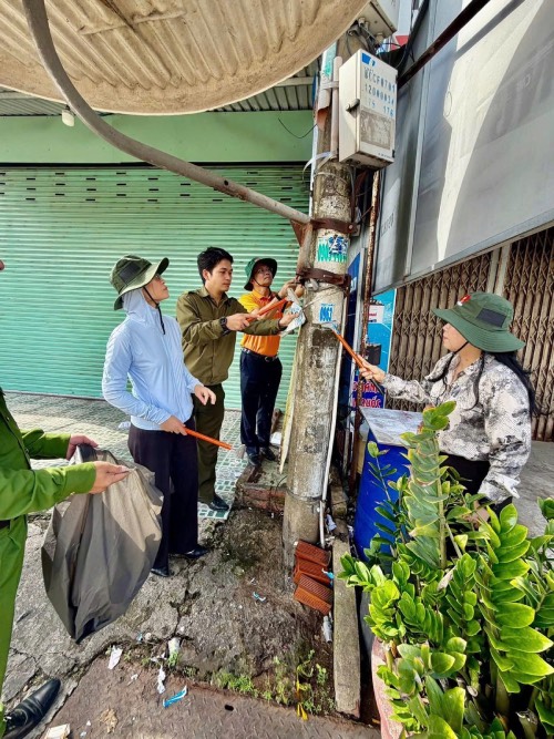 Sau lễ phát động, hàng trăm cán bộ, đoàn viên, hội viên, chiến sĩ tình nguyện hè, giáo viên, học sinh và người dân đã tham gia các hoạt động vệ sinh môi trường, chỉnh trang cảnh quan trên địa bàn. Ảnh: Thái Bảo. 