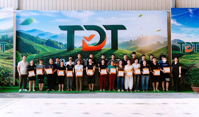 Giving gifts to couples at Dai Tu TDT Garment Branch. Photo: Thai Nguyen Trade Union