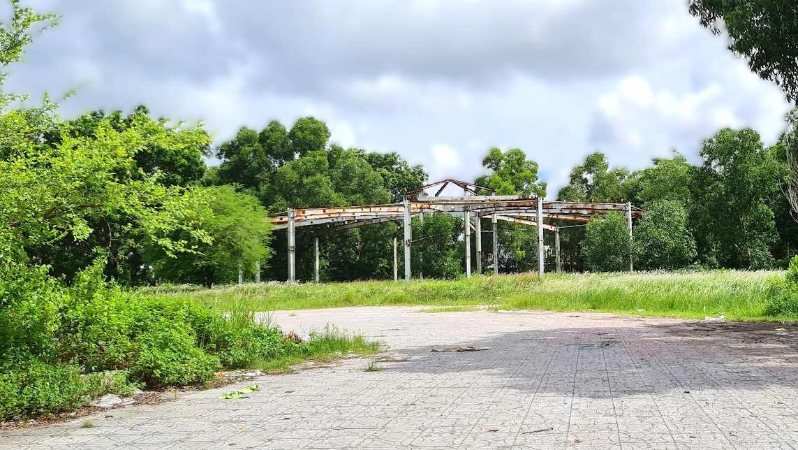 Many construction items at the golden land in Ca Mau have deteriorated due to no one managing it. Photo: Nhat Ho.