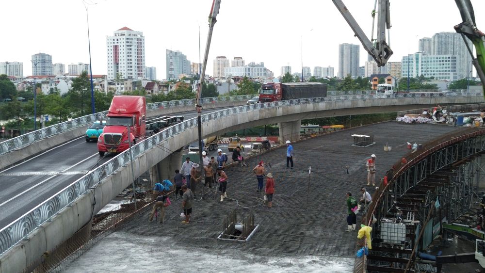 Construction of the N4 overpass branch under the An Phu intersection project (HCMC). Photo: Anh Tu