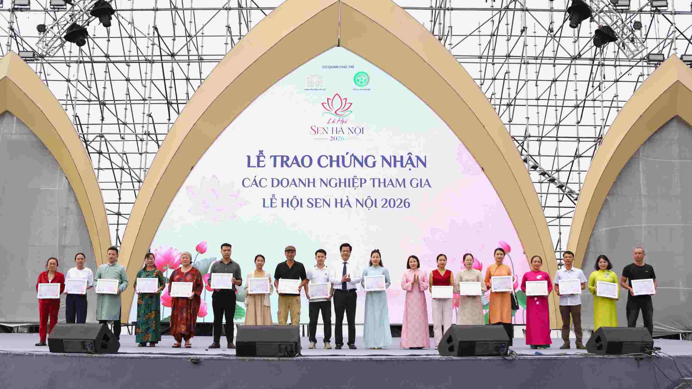 Lễ trao chứng nhận cho các đơn vị tham gia lễ hội. Ảnh: Minh Vũ