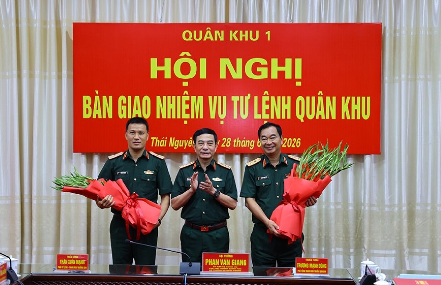 General Phan Van Giang - Member of the Politburo, Deputy Prime Minister, Minister of National Defense presents flowers to congratulate Lieutenant General Truong Manh Dung and Major General Tran Xuan Manh. Photo: Ministry of National Defense