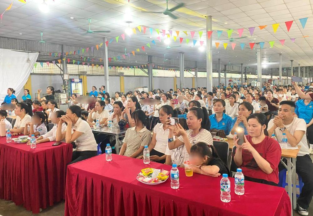 Hàng trăm gia đình công nhân hào hứng tham gia chương trình. Ảnh: Thúy Hà
