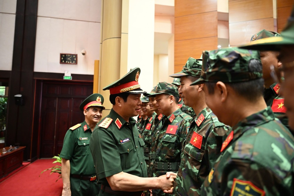 General Nguyen Tan Cuong - Member of the Party Central Committee, Member of the Standing Committee of the Central Military Commission, Chief of the General Staff of the Vietnam People's Army, Deputy Minister of National Defense - encourages forces participating in overcoming the consequences of the earthquake in Venezuela. Photo: Ai Van
