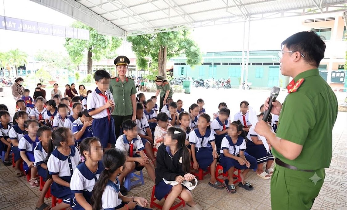 Phổ biến kiến thức pháp luật. Ảnh: Vũ Tiến