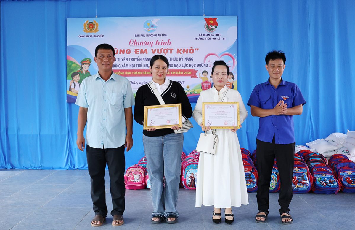 Chính quyền địa phương xã Ba Chúc trao thư cảm tạ cho các nhà hảo tâm. Ảnh: Vũ Tiến