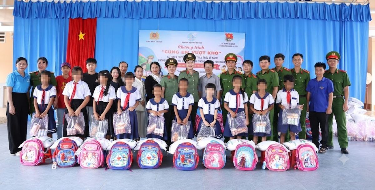 Giving gifts to 100 students in border communes in difficult circumstances. Photo: Vu Tien