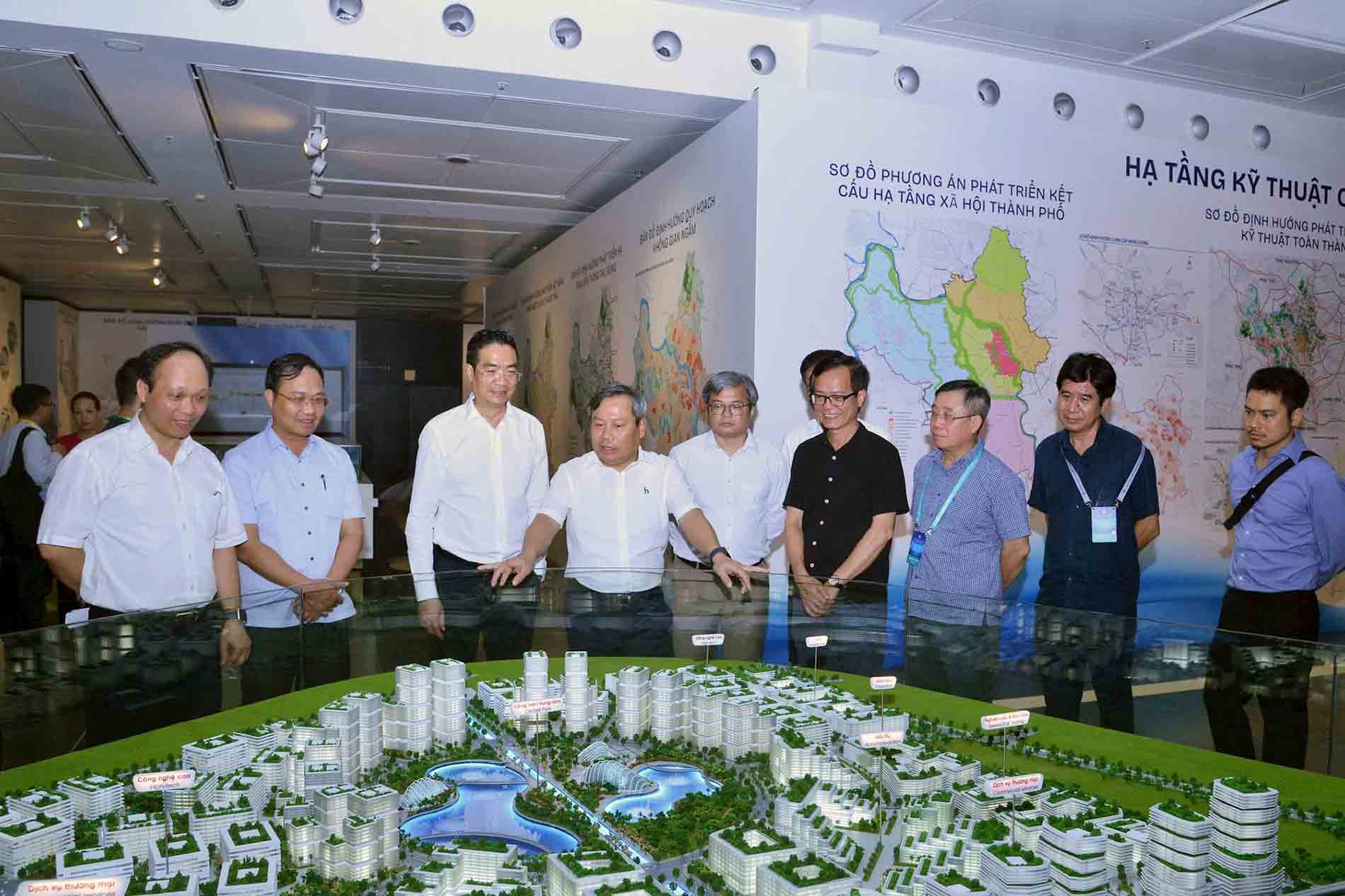 Đoàn kiểm tra của thành phố kiểm tra công tác chuẩn bị tại Bảo tàng Hà Nội. Ảnh: Viết Thành