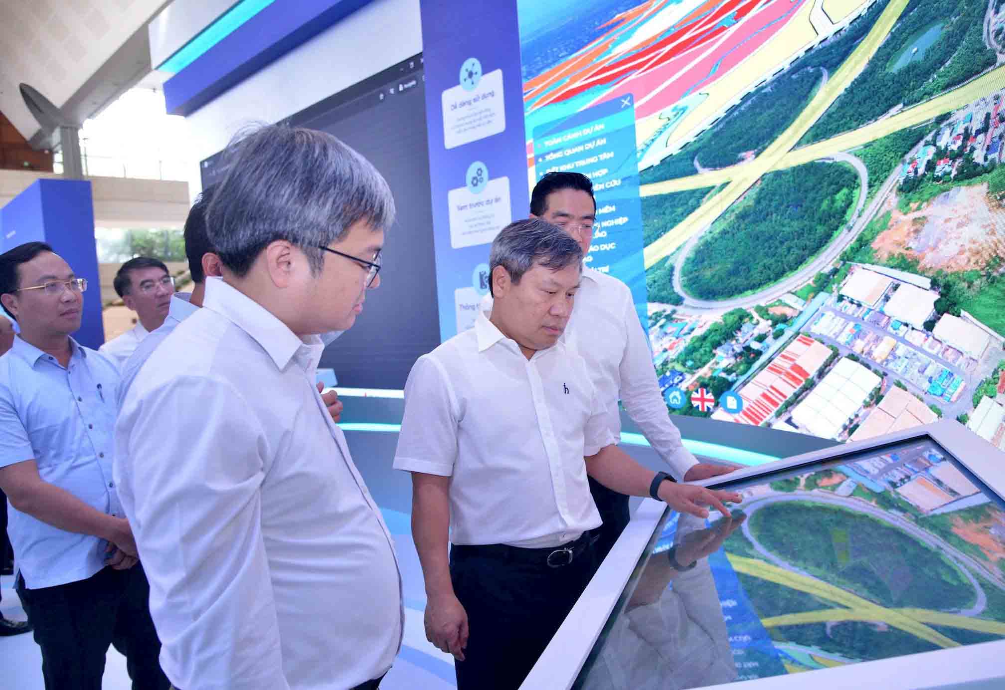 Chủ tịch UBND TP Hà Nội Vũ Đại Thắng cùng Đoàn công tác của thành phố kiểm tra công tác chuẩn bị tổ chức Hội nghị, ngày 28.6. Ảnh: Viết Thành