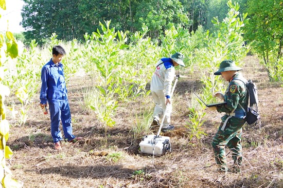 Forces use radar to penetrate the ground to search for suspected martyrs' graves. Photo: Thanh Hai