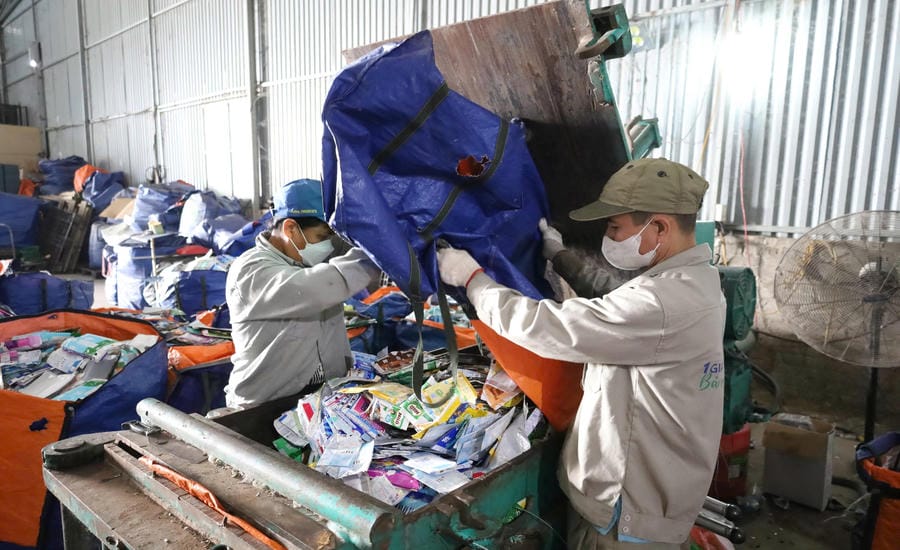 Một dây chuyền phân loại rác để tái chế. Ảnh: Lê Trang