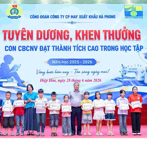 Representatives of the Provincial Labor Federation and the Company commend workers' children who achieved excellent results in their studies. Photo: Provided by the Company's Trade Union.