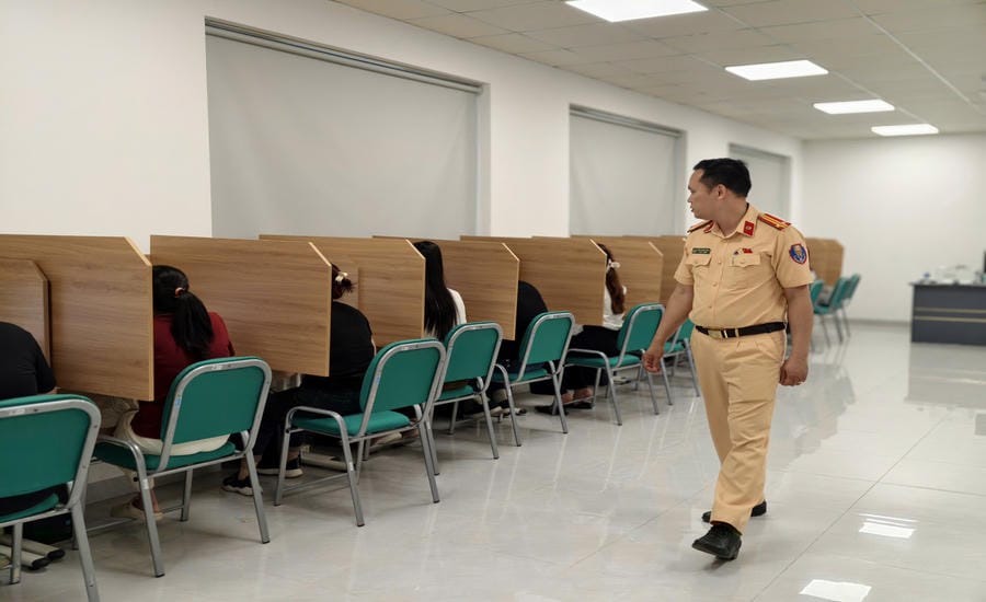 Theoretical test at Sai Dong Driving Test Center (Hanoi). Photo: To The