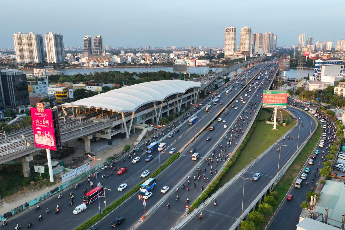  Cụm hạ tầng vượt sông tại nút giao cầu Sài Gòn (gồm cầu Sài Gòn 1, cầu Sài Gòn 2 và cầu cạn Metro) minh chứng cho quá trình phát triển đồng bộ mạng lưới giao thông đa phương thức. Ảnh: Anh Tú