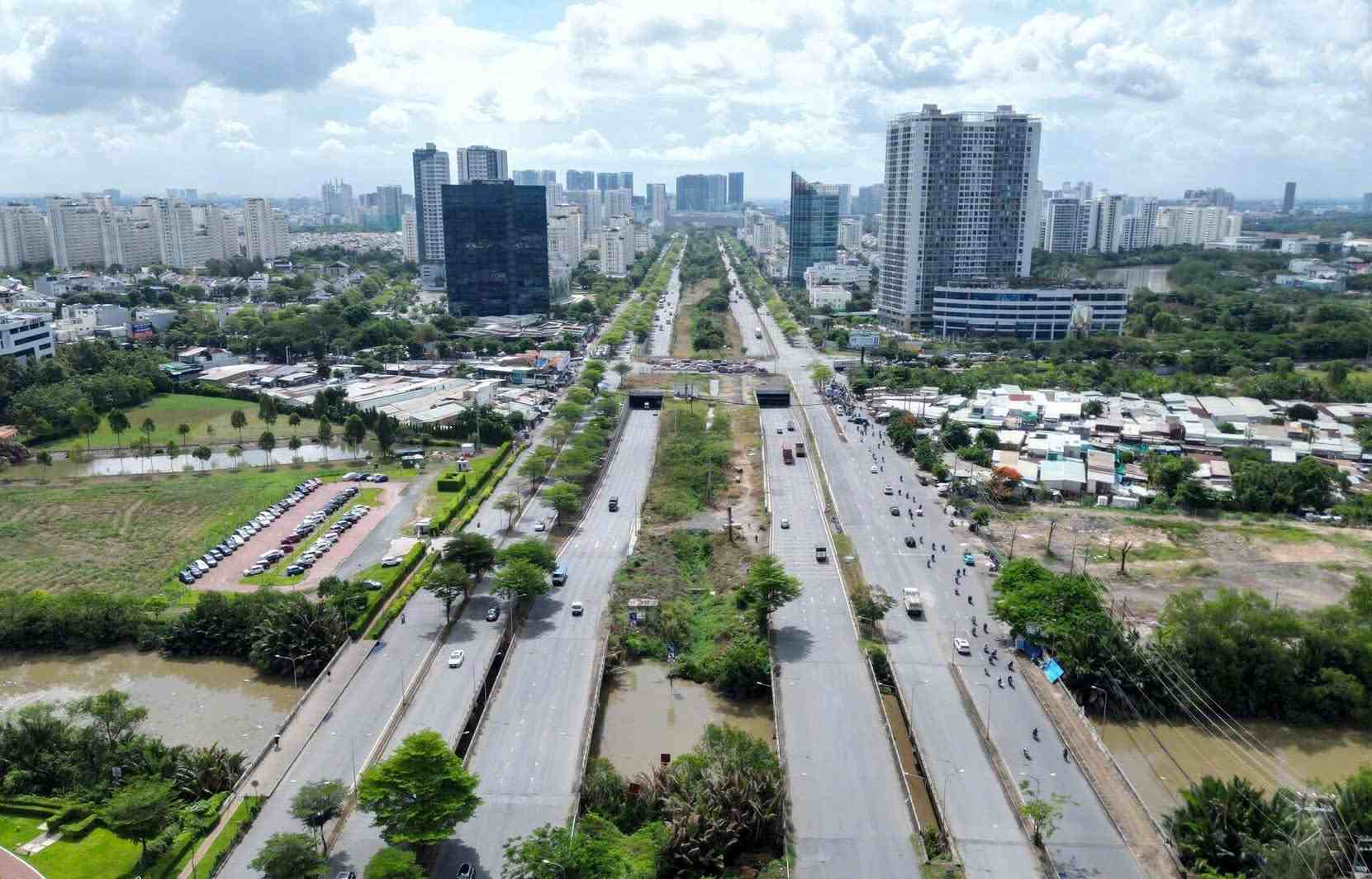 Đại lộ Nguyễn Văn Linh giữ vai trò cửa ngõ kết nối khu Nam thành phố. (Ảnh: Anh Tú)