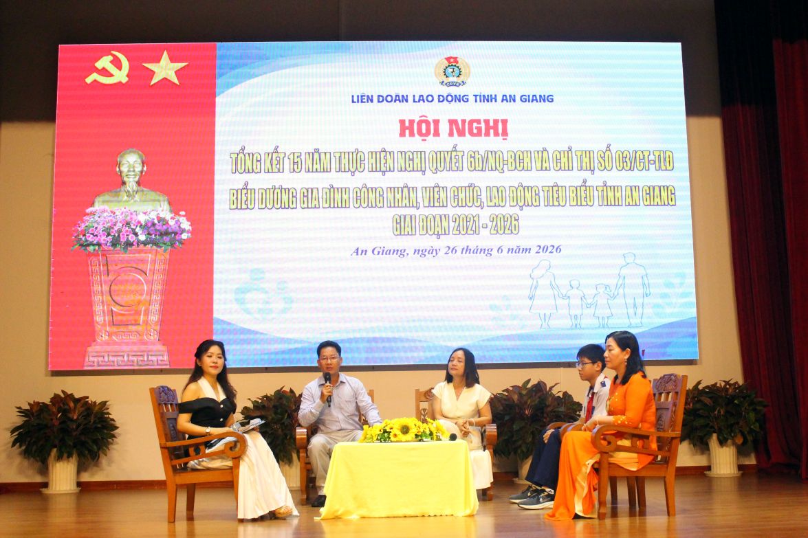 Exchange and share experiences at the conference. Photo: Thanh Mai