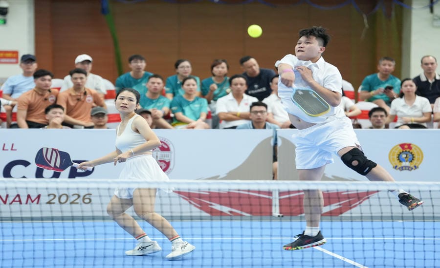Athletes participating in the U40 couple event. Photo: Huu Chanh