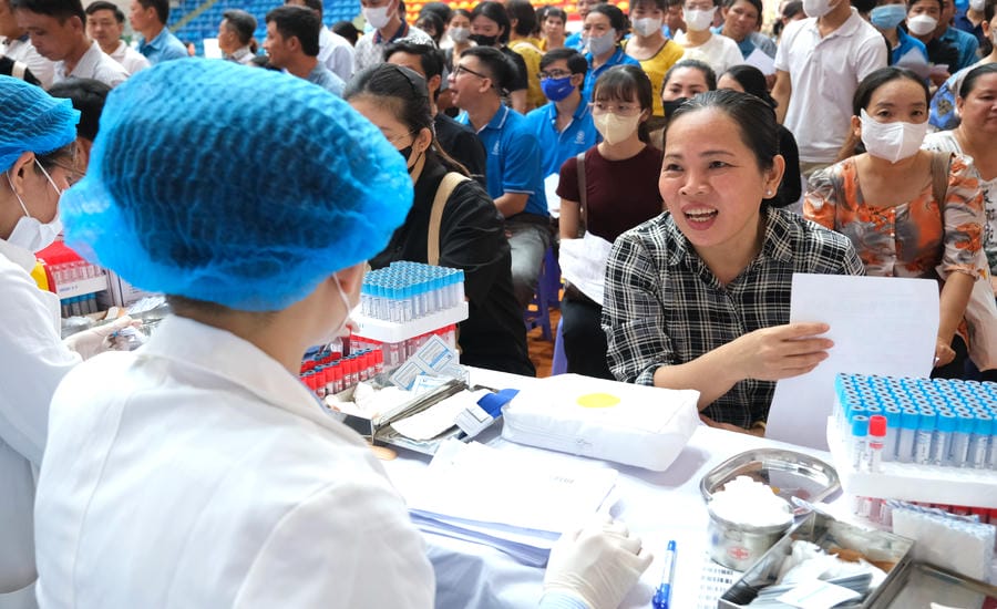 Từ sáng sớm, nhiều người lao động đã đến chương trình. Ảnh: Phong Linh
