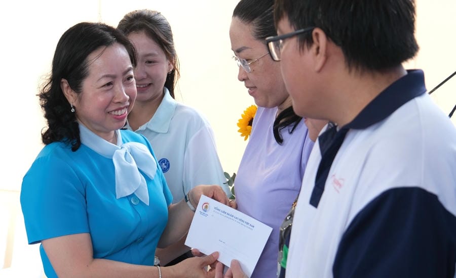 Ms. Thai Thu Xuong, Vice President of the Vietnam General Confederation of Labor, presents gifts to workers in difficult circumstances. Photo: Phong Linh