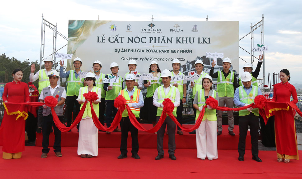 Chủ đầu tư tổ chức lễ cất nóc phân khi LK1. Ảnh: Hoài Phương