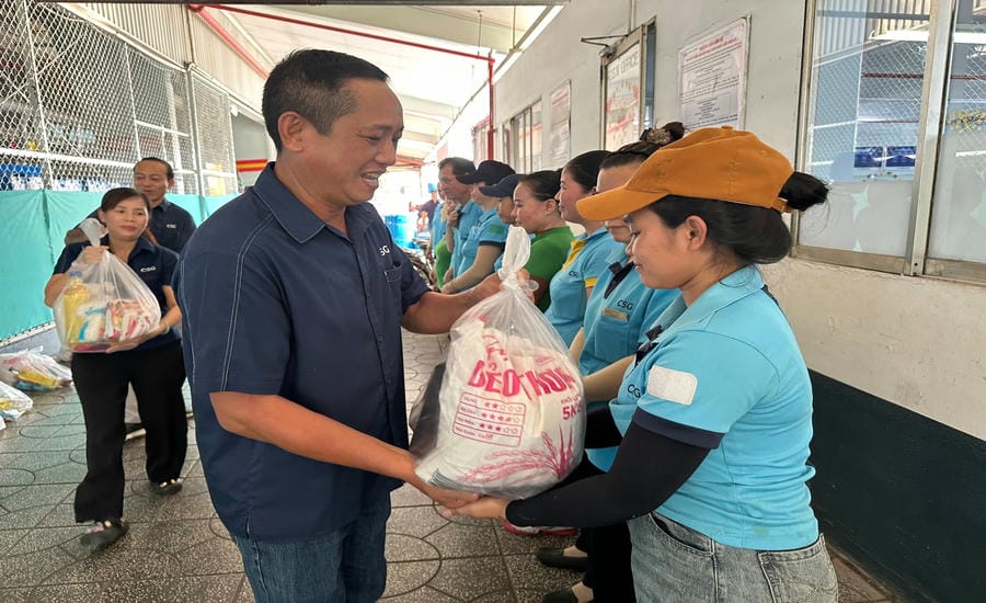 The grassroots trade union of Chang Shin Vietnam Co., Ltd. presents gifts to workers in difficult circumstances. Photo: Company Trade Union