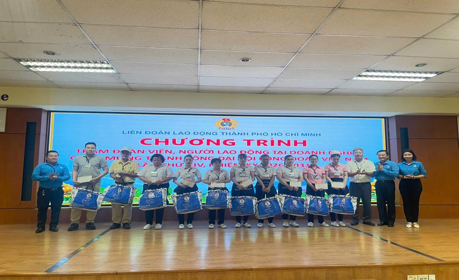 Ho Chi Minh City Trade Union presents gifts to workers in difficult circumstances working at Yazaki EDS Vietnam Co., Ltd. Photo: Dinh Trong
