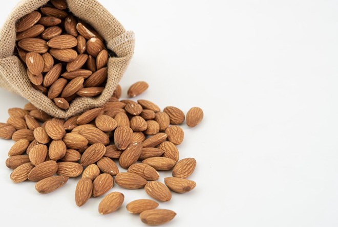 Almonds are one of the seeds rich in magnesium that helps the body easily absorb calcium. Photo: Thuy Duong.