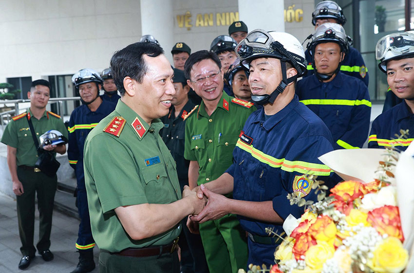 Thứ trưởng Lê Văn Tuyến chỉ đạo, dặn dò các cán bộ chiến sĩ sang Venezuela làm nhiệm vụ cứu nạn, cứu hộ. Ảnh: Bộ Công an