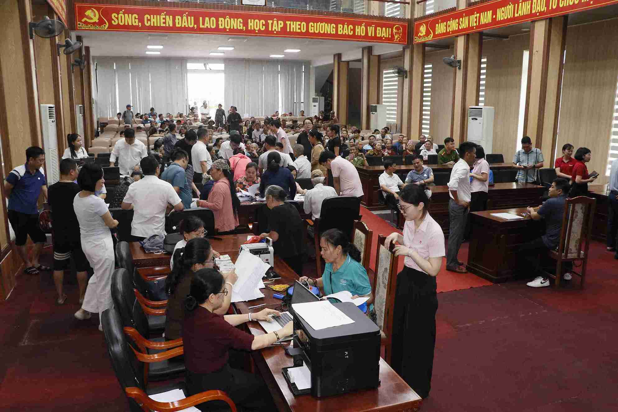 People in Nam Sach commune carry out procedures to receive compensation and support money in phase 1 to implement the new residential and commercial service area project in the East. Photo: Nam Sach commune
