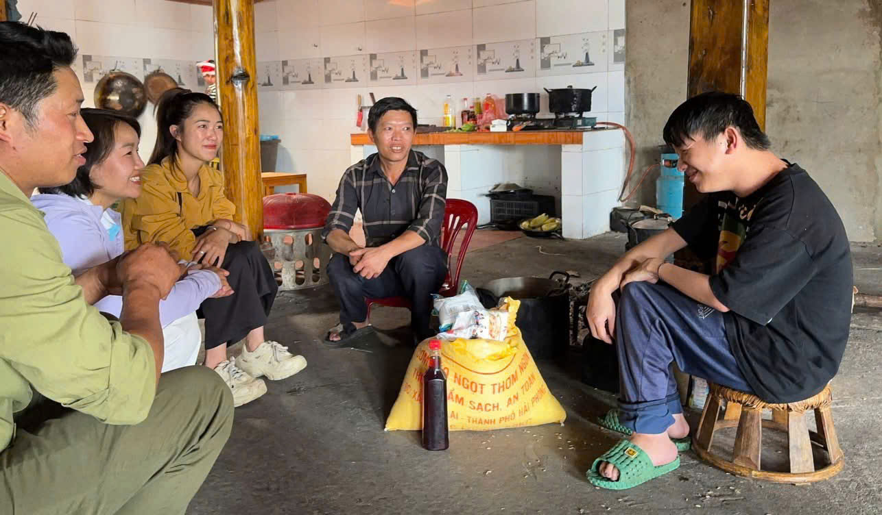 Hội viên phụ nữ ở xã Tả Phìn trao gạo đến những hoàn cảnh khó khăn 