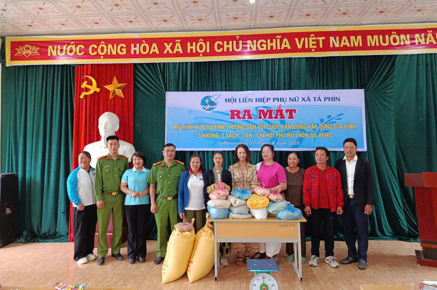Mô hình “hũ gạo tình thương” đang trở thành biểu tượng đẹp của lòng nhân ái. Ảnh: Phạm Quỳnh